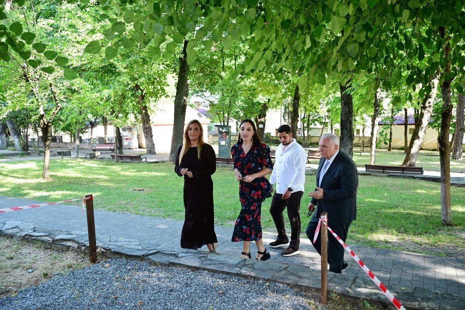 Leyla Əliyeva Şəki şəhərindəki Məhəmməd Füzuli adına parkda görülən işlərlə tanış olub