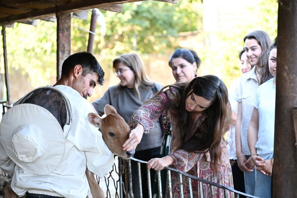 Leyla Əliyeva Yevlaxda “Gənc arıçı” layihəsinin iştirakçısı ilə görüşüb Leyla Əliyeva Yevlaxda “Gənc arıçı” layihəsinin iştirakçısı ilə görüşüb