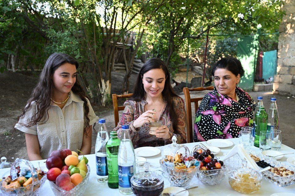 Leyla Əliyeva Yevlaxda “Gənc arıçı” layihəsinin iştirakçısı ilə görüşüb Leyla Əliyeva Yevlaxda “Gənc arıçı” layihəsinin iştirakçısı ilə görüşüb