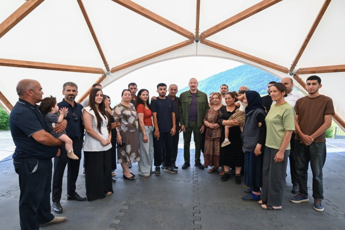 Prezident İlham Əliyev Şuşanın Kiçik Qaladərəsi kəndində görülən işlərlə tanış olub və kəndə qayıdan sakinlərlə görüşüb