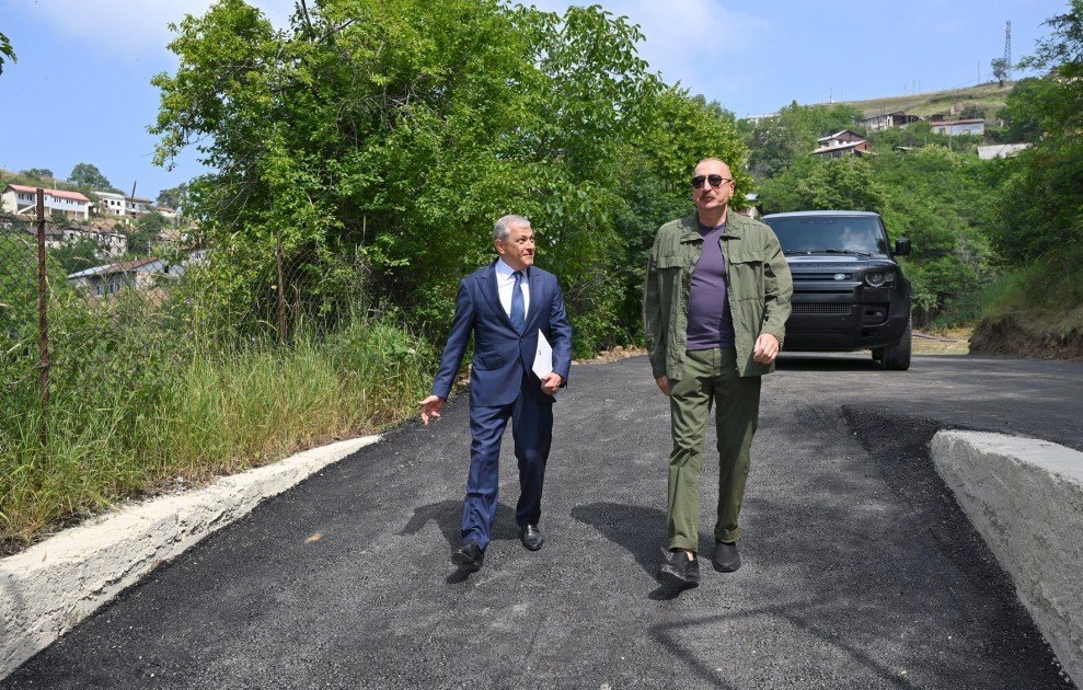 Prezident İlham Əliyev Şuşanın Kiçik Qaladərəsi kəndində görülən işlərlə tanış olub və kəndə qayıdan sakinlərlə görüşüb