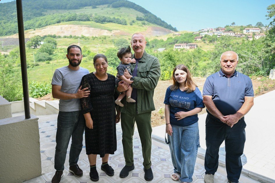 Prezident İlham Əliyev Şuşanın Kiçik Qaladərəsi kəndində görülən işlərlə tanış olub və kəndə qayıdan sakinlərlə görüşüb