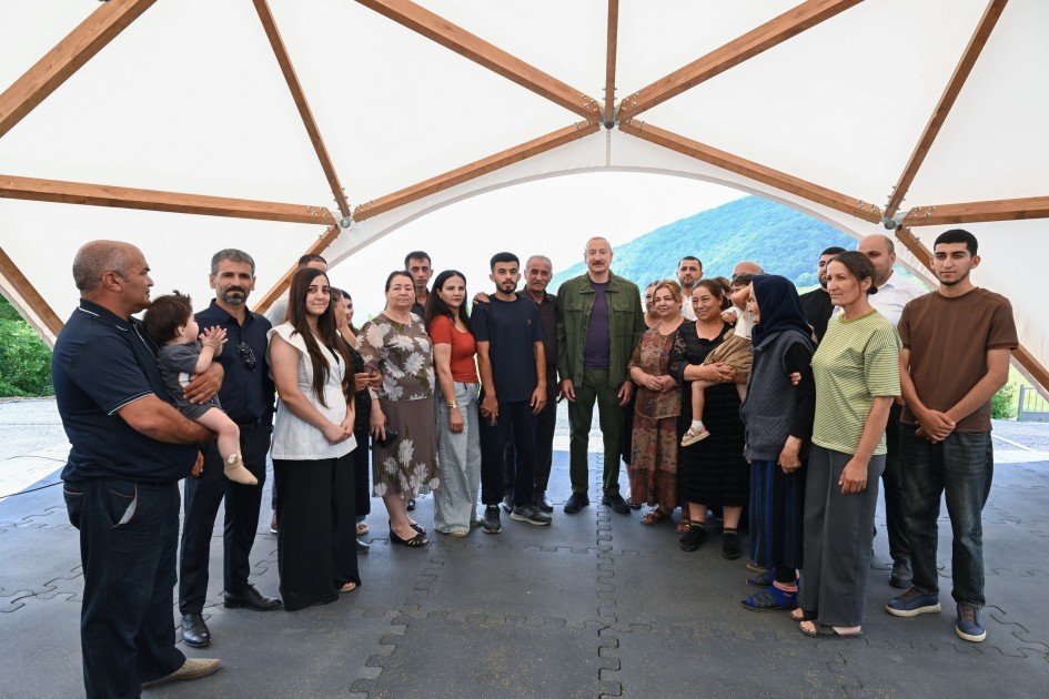 Prezident İlham Əliyev Şuşanın Kiçik Qaladərəsi kəndində görülən işlərlə tanış olub və kəndə qayıdan sakinlərlə görüşüb
