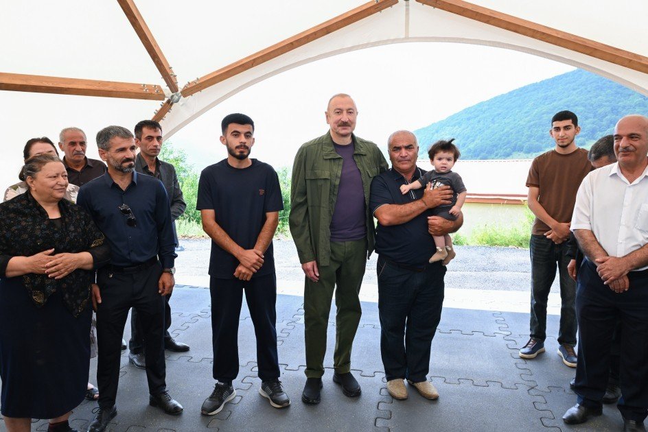 Prezident İlham Əliyev Şuşanın Kiçik Qaladərəsi kəndində görülən işlərlə tanış olub və kəndə qayıdan sakinlərlə görüşüb