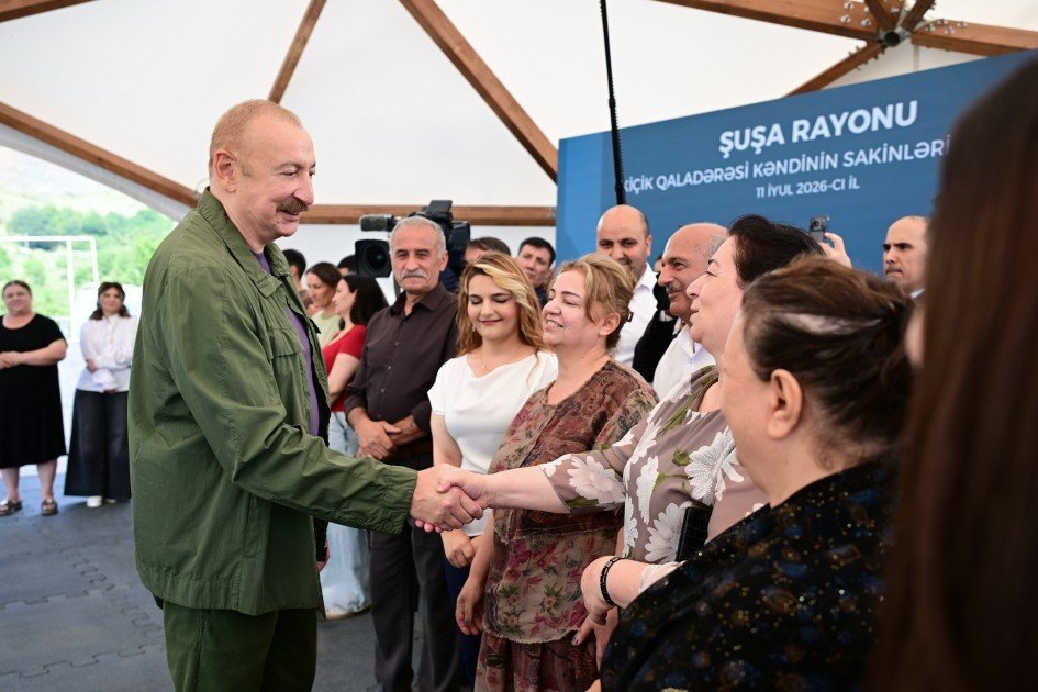 Prezident İlham Əliyev Şuşanın Kiçik Qaladərəsi kəndində görülən işlərlə tanış olub və kəndə qayıdan sakinlərlə görüşüb
